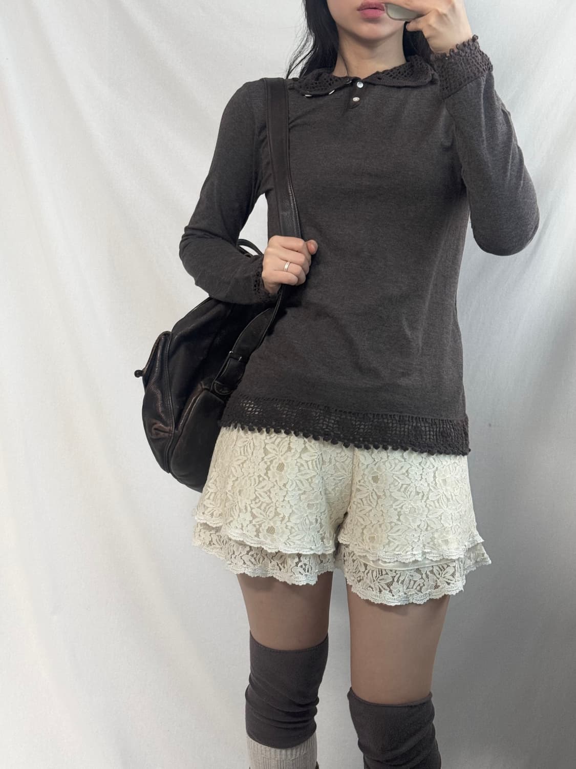 레이스 모티프 디테일 버튼 폴라 넥 티 상품이미지6