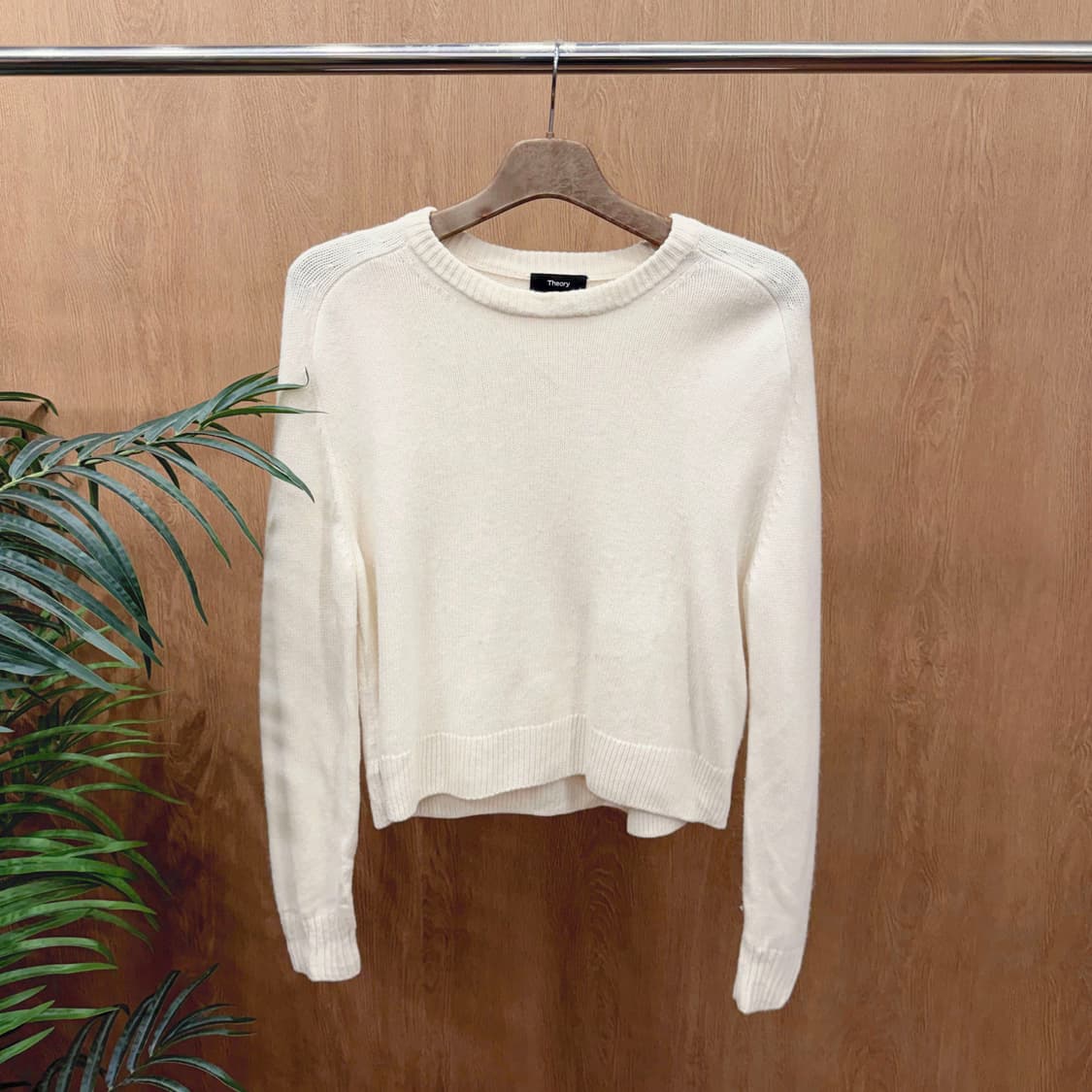 띠어리 울 긴팔 크루넥 니트 밑단 시보리 레글런 소매 디테일 아이보리 상품이미지1