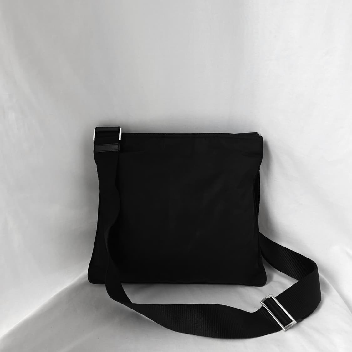 [정품 PRADA] 프라다 폴딩 투지퍼 나일론 크로스백 남녀공용 상품이미지4