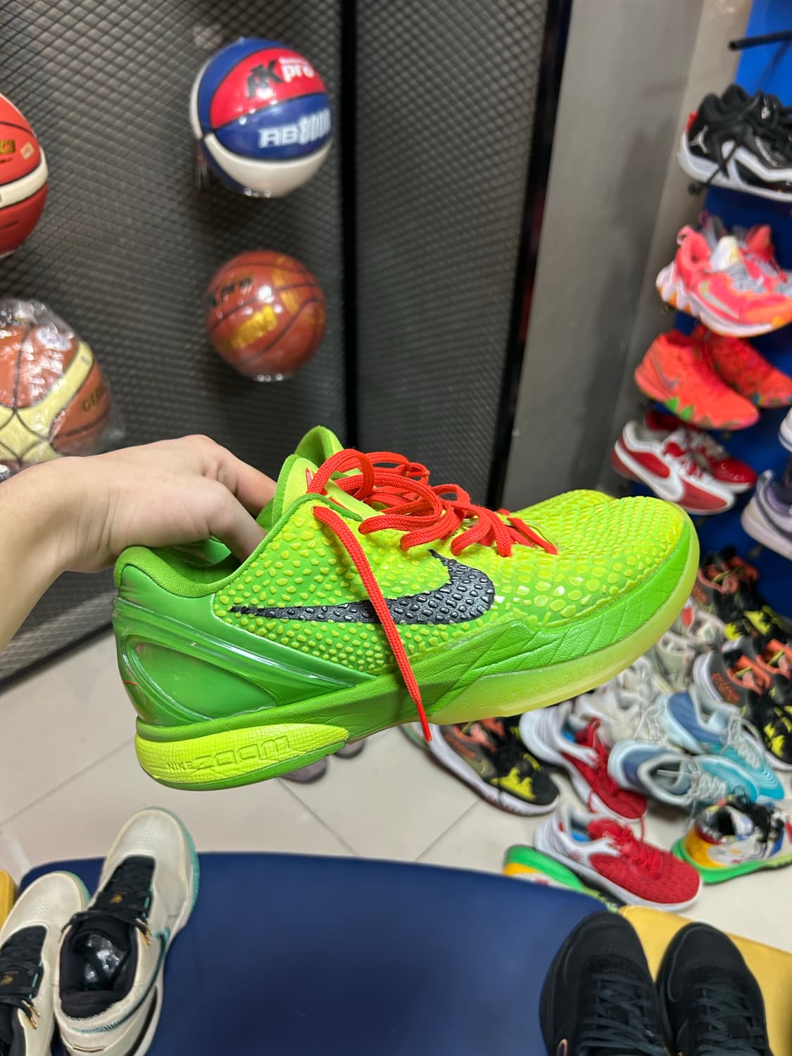 코비 6 그린치 상품이미지1