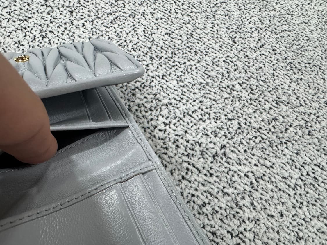 [새상품급] 미우미우 스몰 마테라쎄 나파 가죽 지갑 상품이미지7