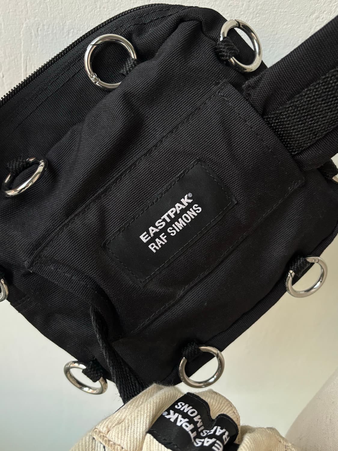 라프시몬스 이스트팩 크로스백  상품이미지9