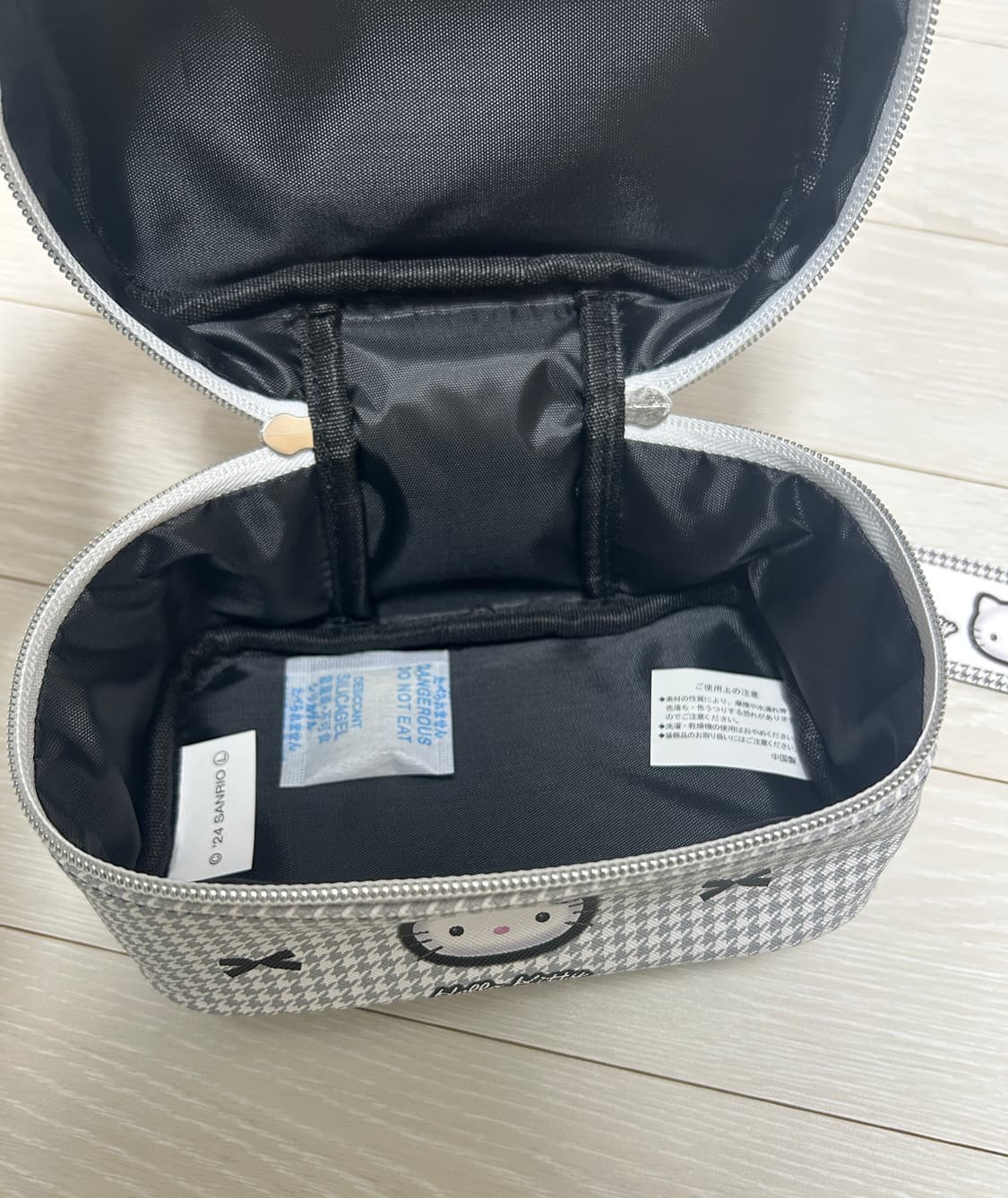 헬로키티 모노톤 걸리 손잡이 파우치 블랙 체크 상품이미지3