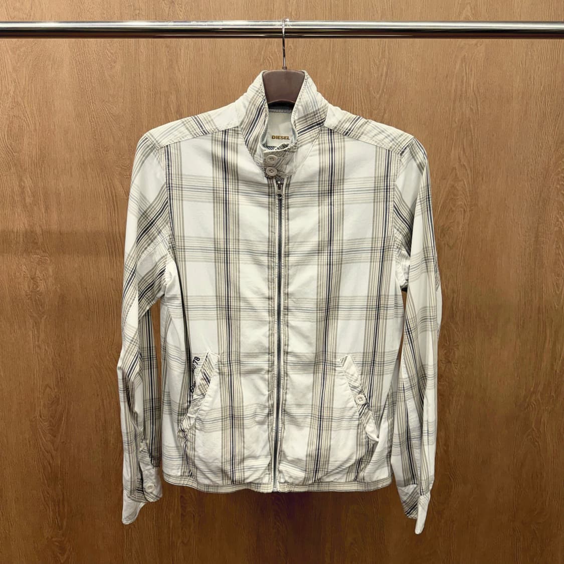디젤 하이넥 체크 자켓 후면 빅 로고 프린팅 디테일 레귤러핏 베이지 체크 상품이미지2