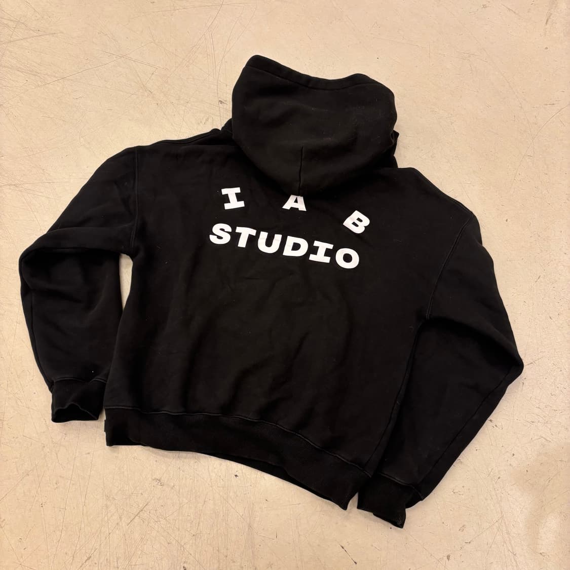 아이앱스튜디오 블랙 빅로고 후드티 상품이미지1