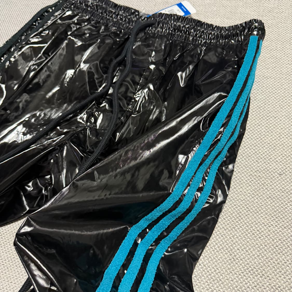 아디다스 x 송포더뮤트 하이 샤인 트랙 팬츠 상품이미지4