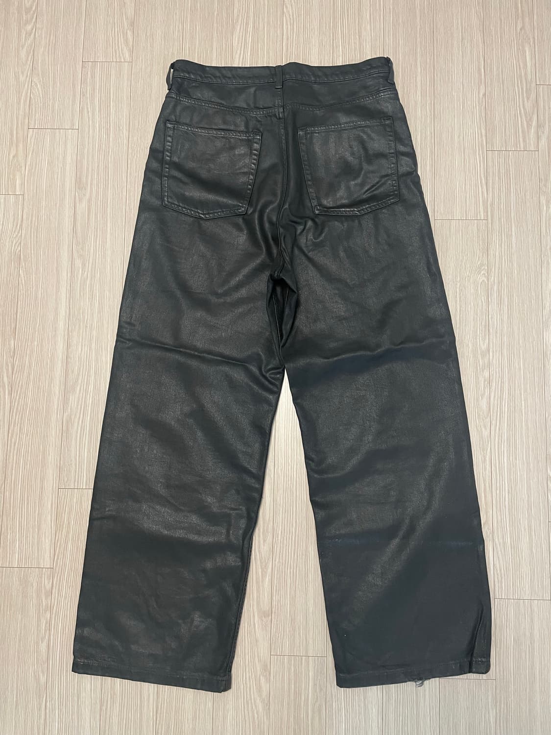 COS 코스 볼륨 코팅 데님진 와이드핏 블랙 30 상품이미지4