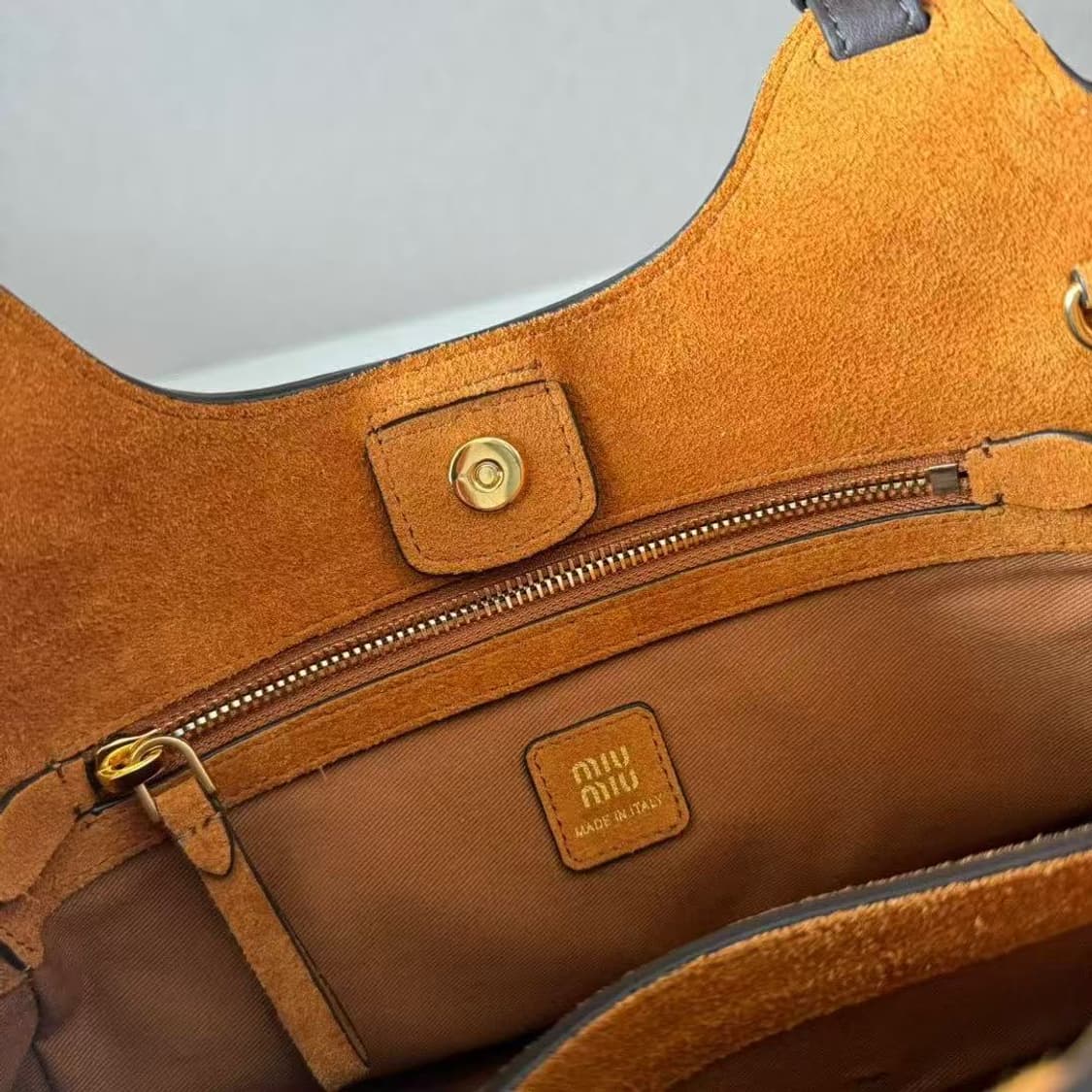 미우 미우 레더 숄더백 상품이미지5