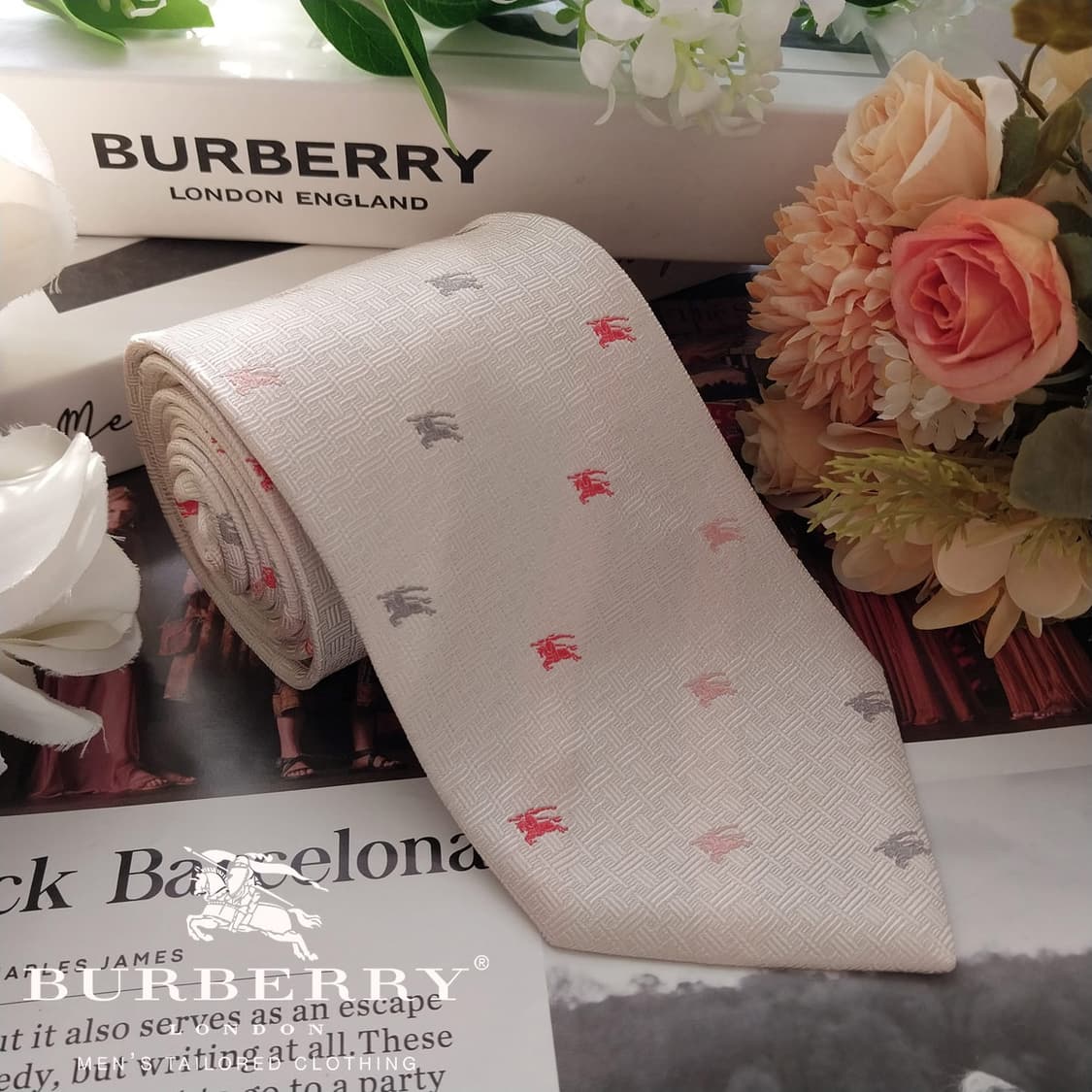 버버리 실크 아이보리 기마사 자카드 넥타이 9.4cm A등급 K1635
 상품이미지1