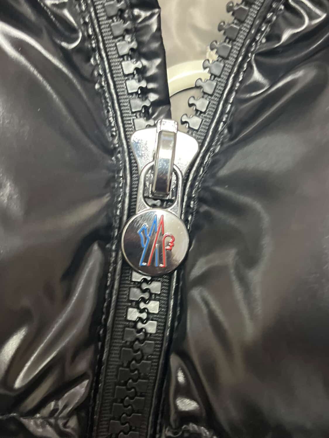 몽클레어 마야 유광 블랙패딩 팝니다 상품이미지3