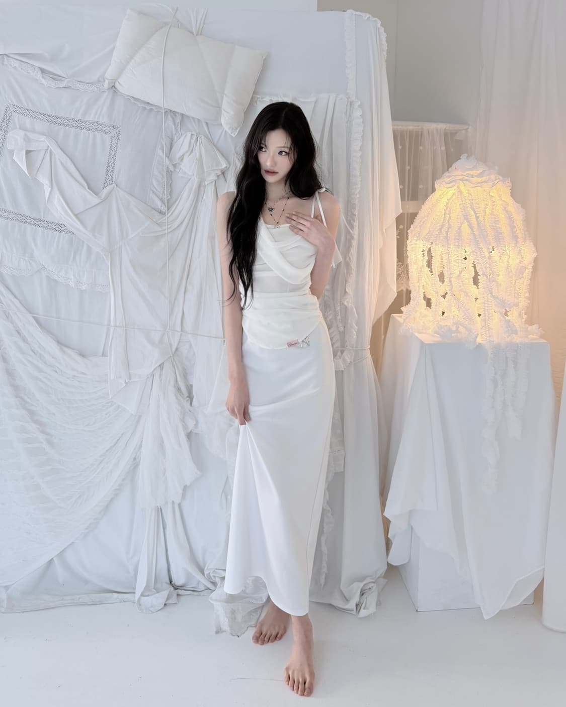 미개봉) 뉴얼린 글로우 쉬폰 셔링 슬리브리스 블라우스 화이트 상품이미지1