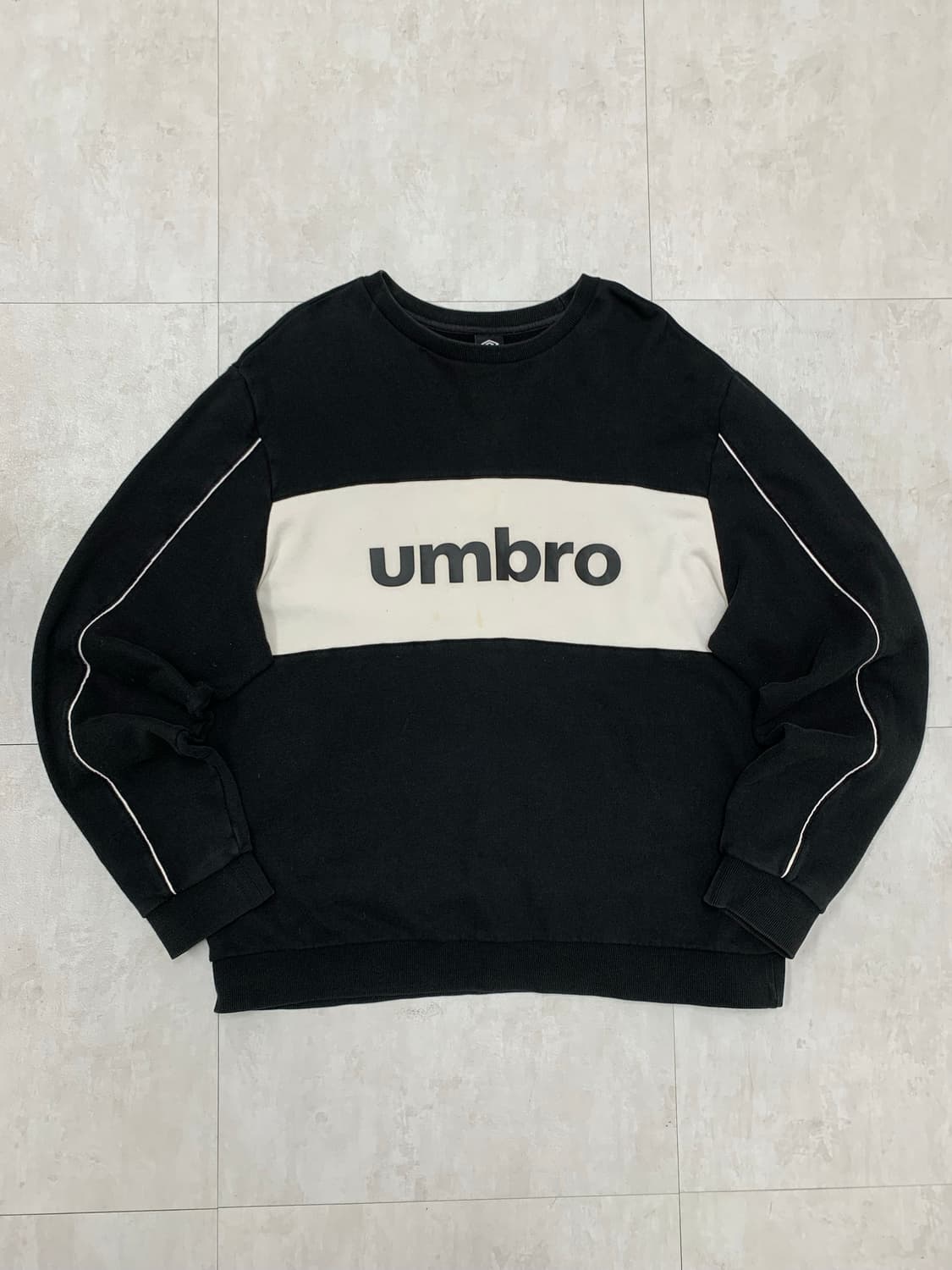 Umbro 블랙 맨투맨 #717 상품이미지1