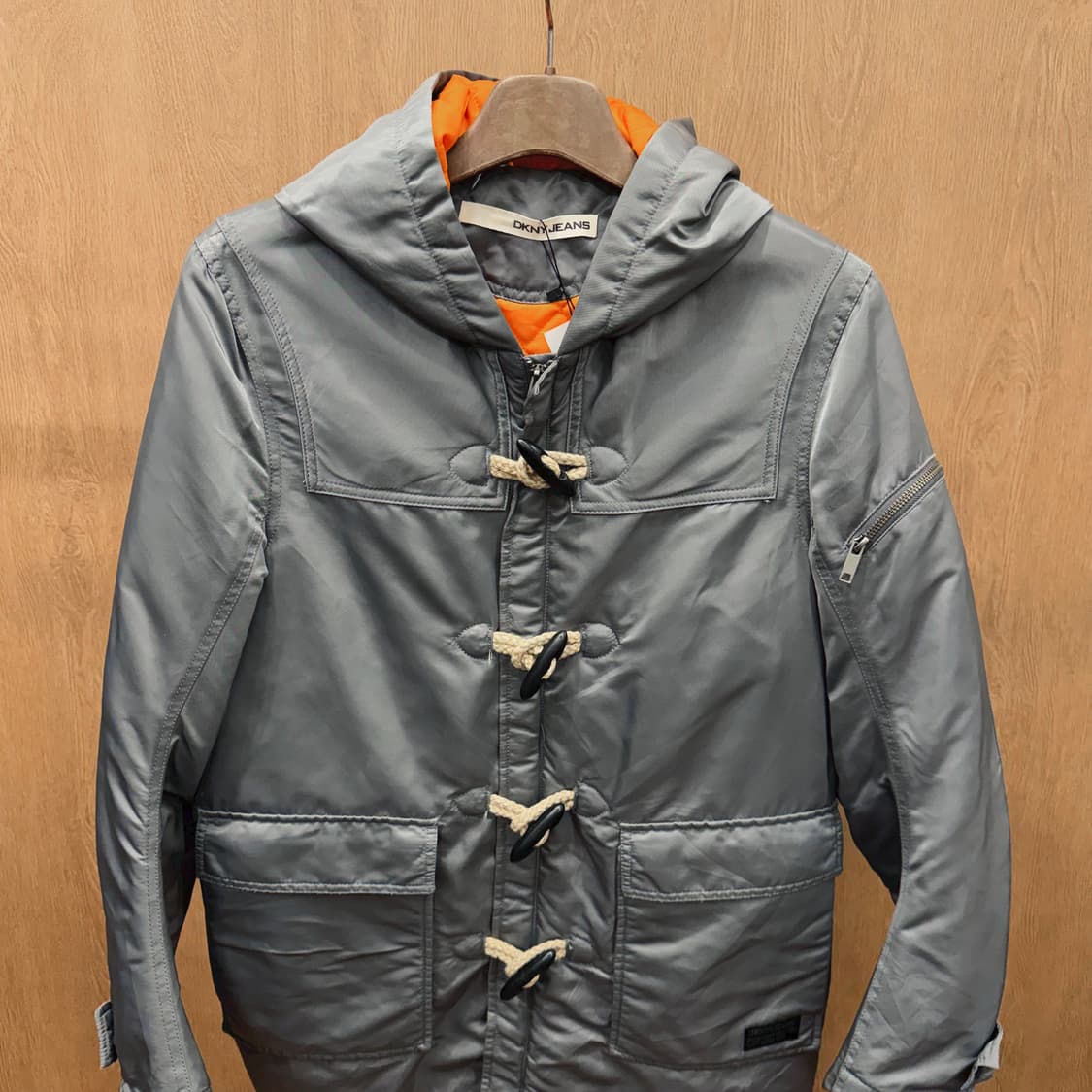 도나카란 뉴욕 진스 나일론 패딩 코트 토글 로프 스트랩 디테일 그레이 상품이미지4