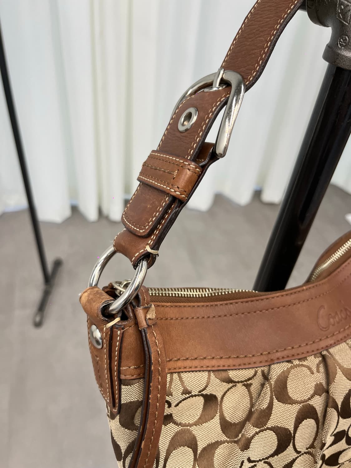 Coach Beige Half Moon Bag 상품이미지4