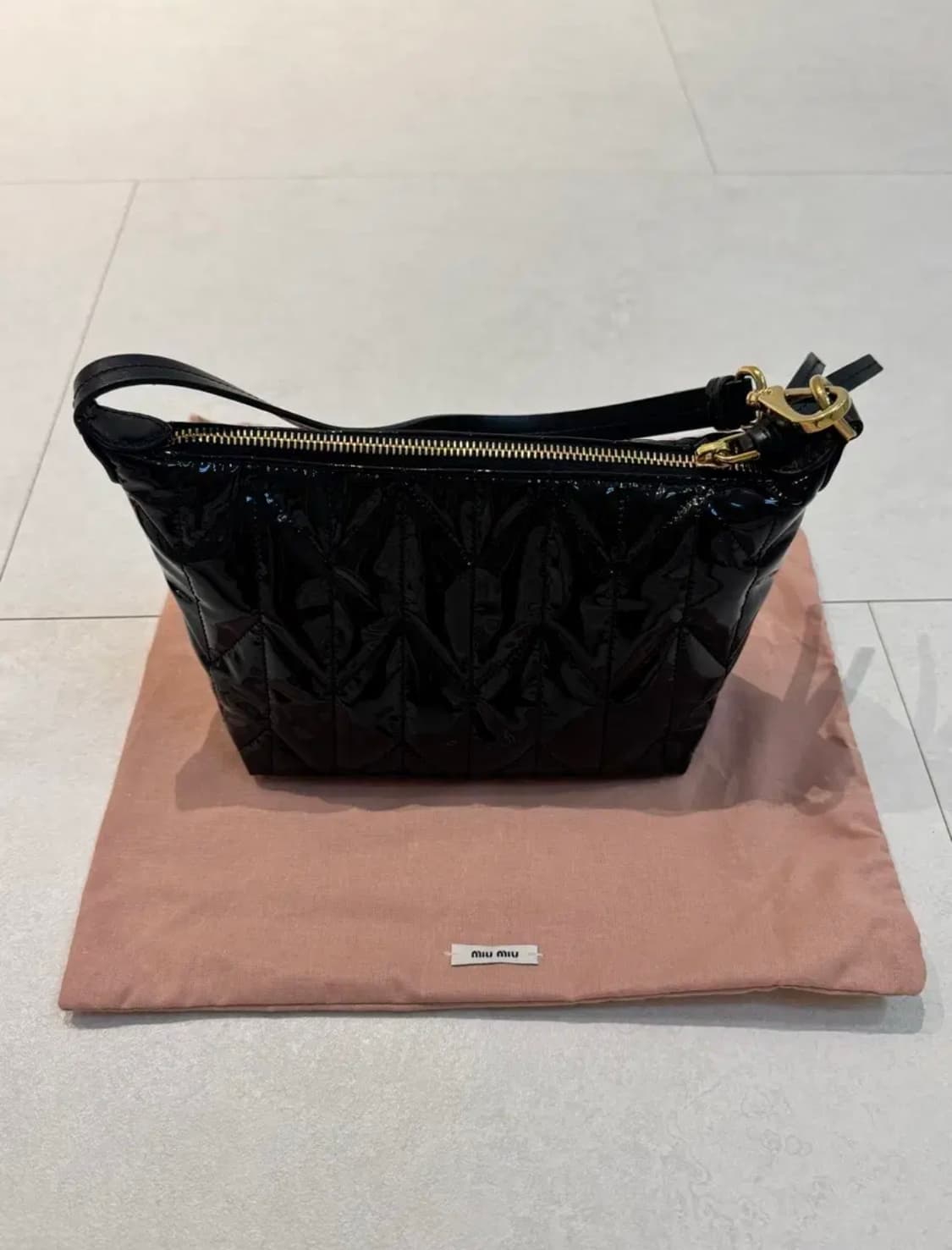 미우미우 스피릿 마테라쎄 페이던트 레더 미니백 블랙 상품이미지4