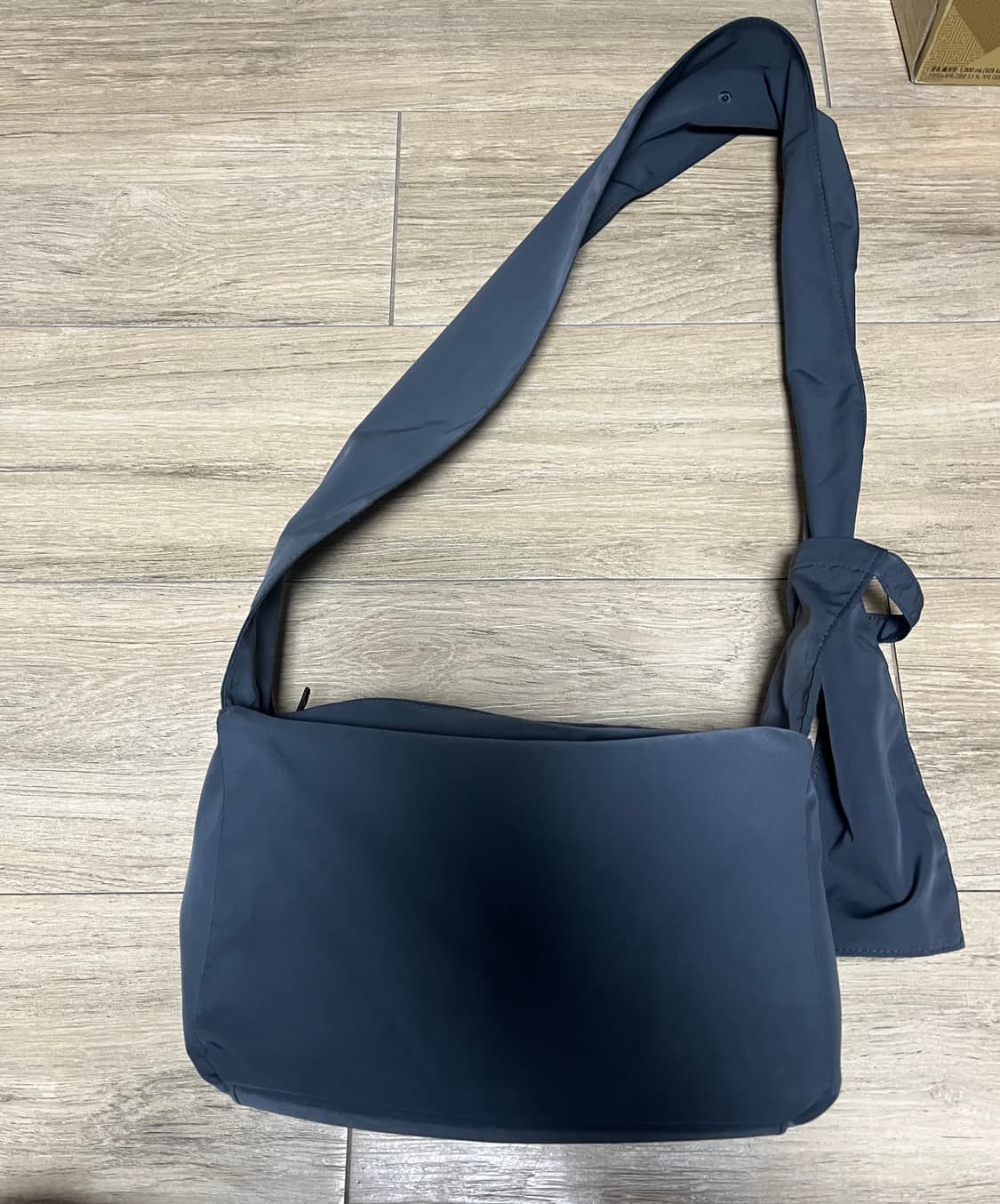 아모멘토 스퀘어 숄더백 네이비 상품이미지3