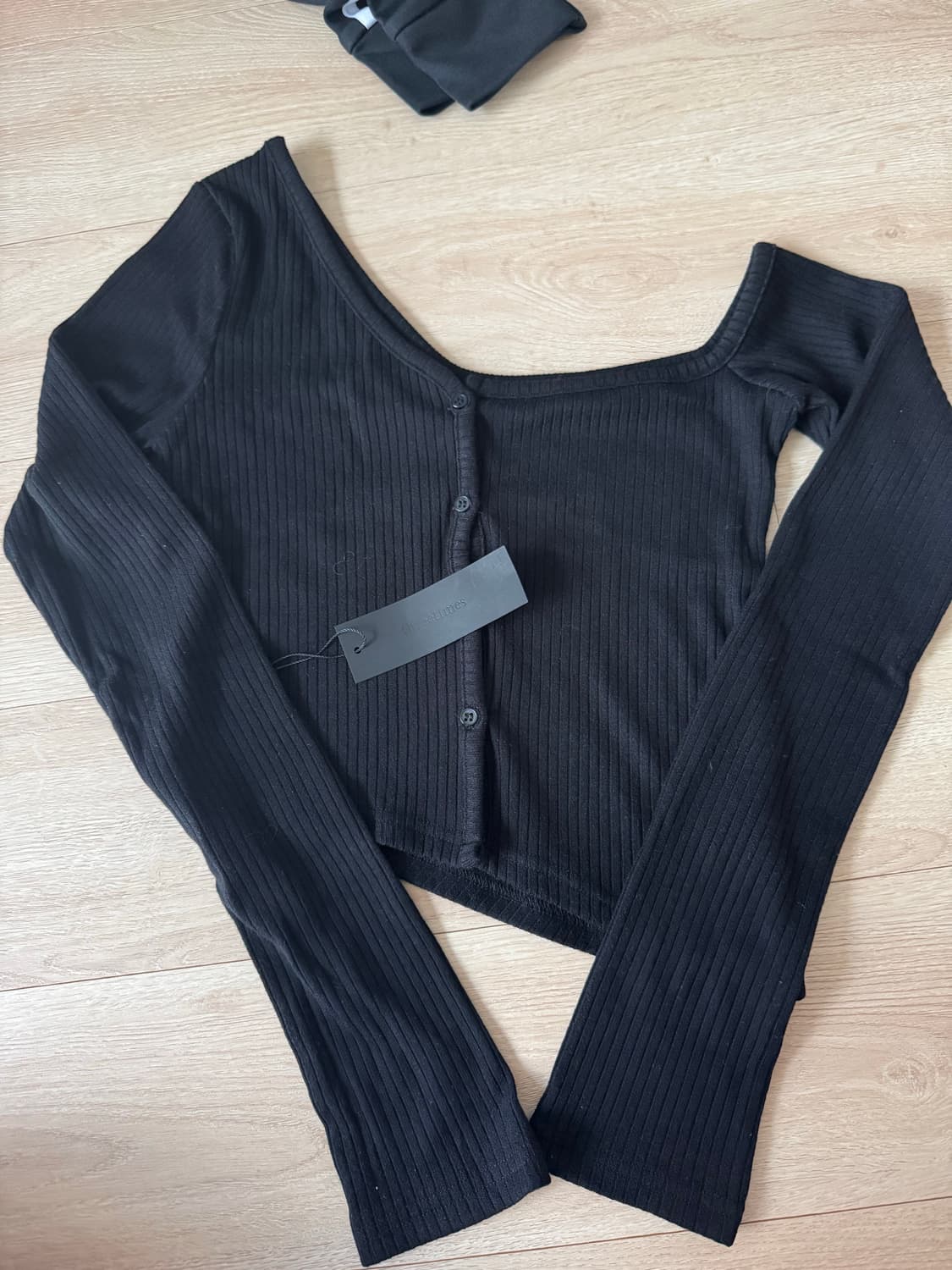 쓰리타임즈 원숄더 버튼티 블랙 상품이미지1