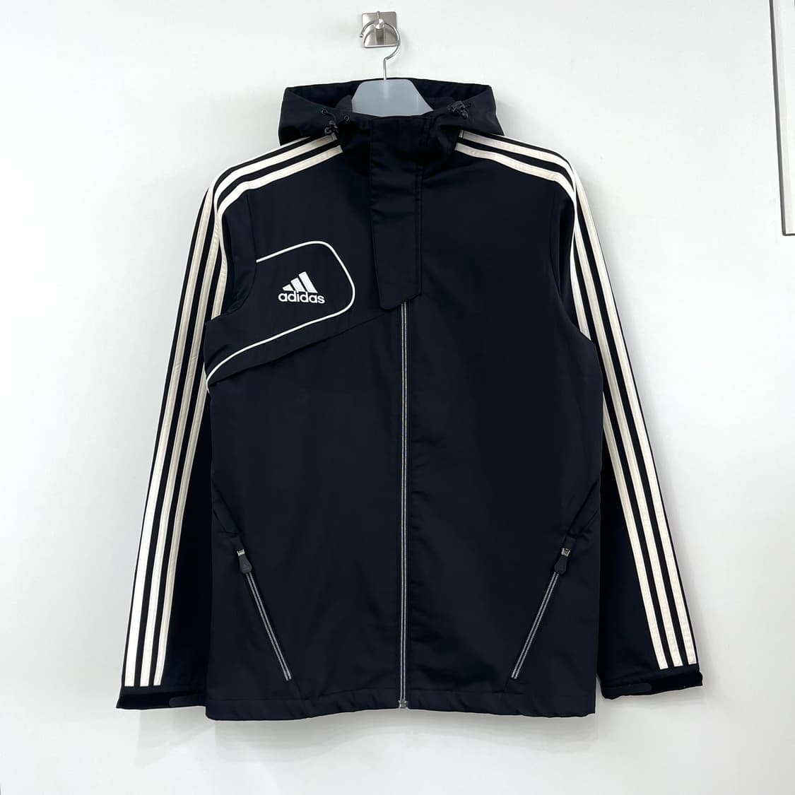 아디다스 자수로고 검흰 오레오 삼선 바람막이 상품이미지2