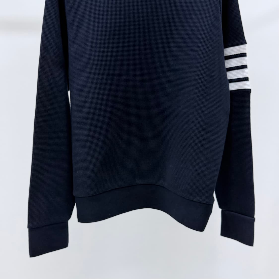 [S+급/5] 톰브라운 사선완장 와플 맨투맨 네이비 상품이미지4