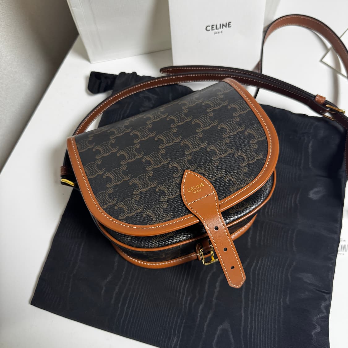 셀린느 트리오페 폴코백 미듐 상품이미지1