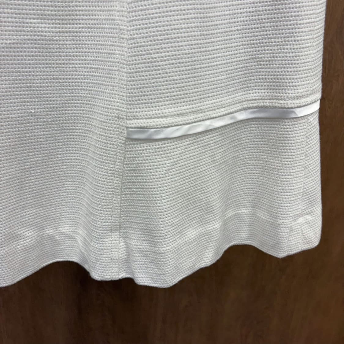 꾸레쥬 미디 스커트 로고 각인 메탈 장식 새틴 테이프 플레어핏 화이트  상품이미지7