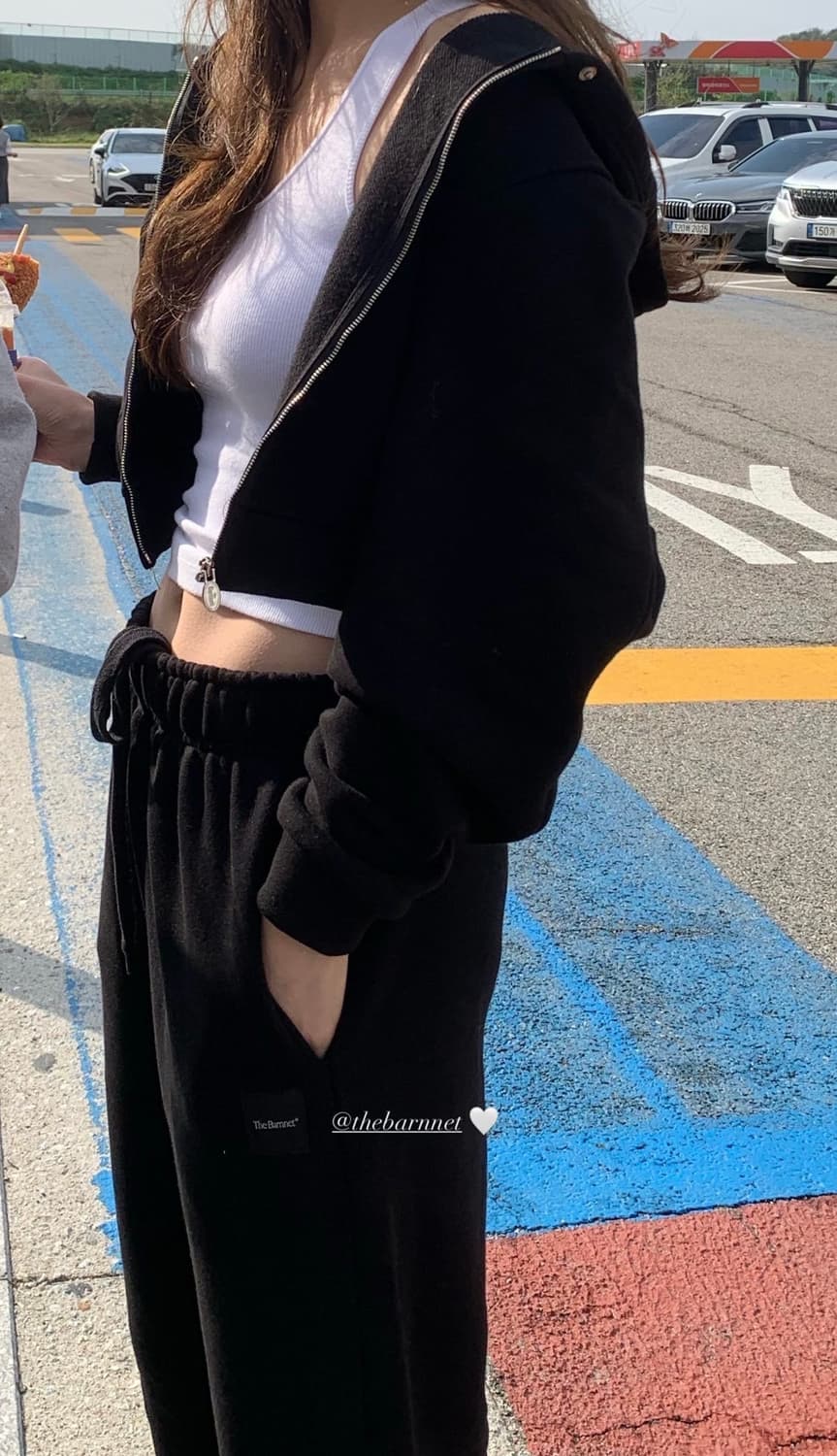 더바넷 스퀘어 라벨 코튼 후드집업 블랙 상품이미지5