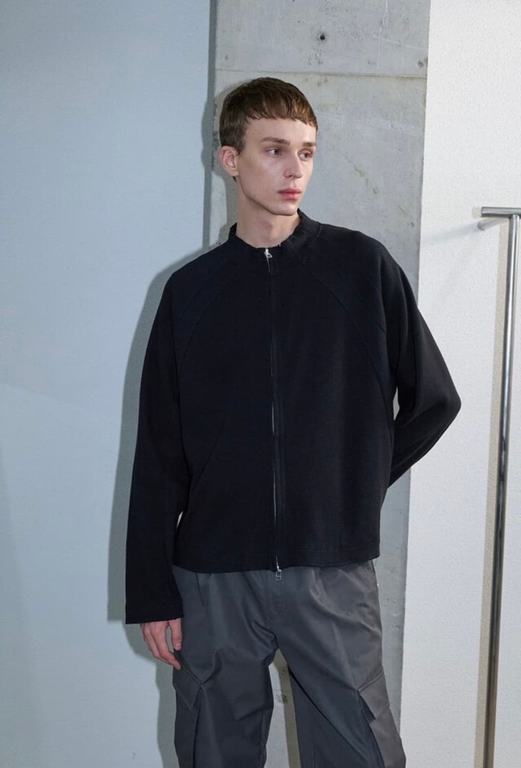 (구매) yiyae 이레귤러 립 집업 블랙 상품이미지1