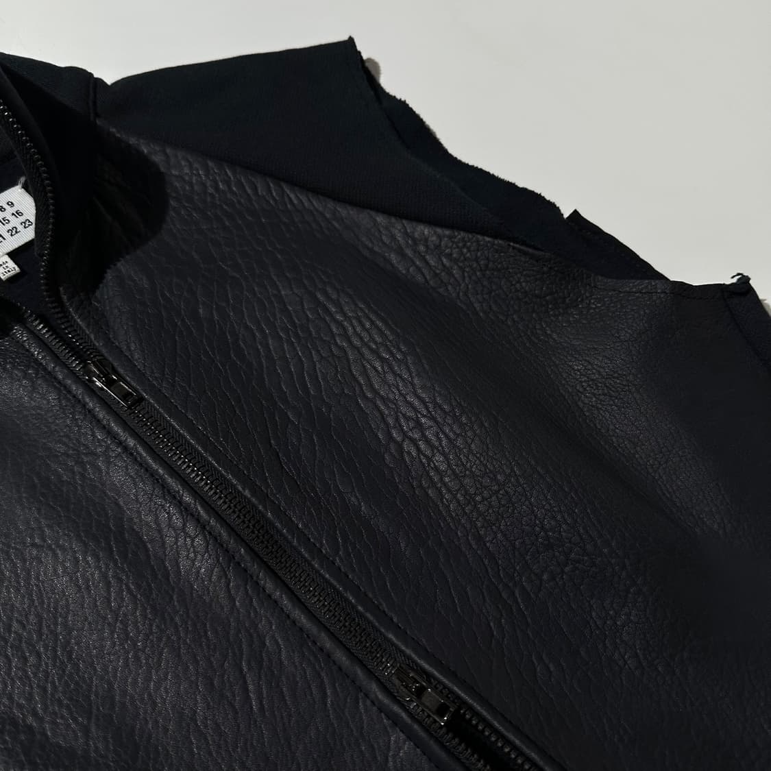 (매장판) 메종 마르지엘라 슬리브리스 레더 집업 코트 블랙 상품이미지5