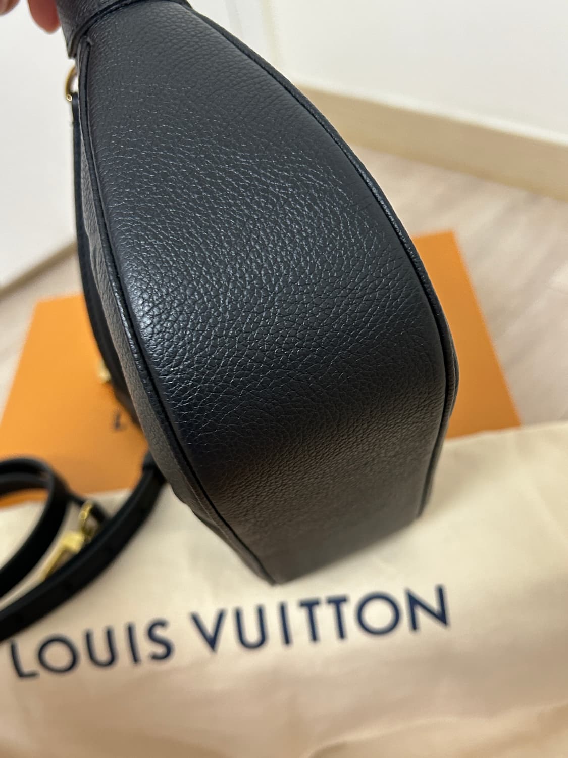 (풀구성) 루이비통 앙프렝뜨 바가텔 호보백 블랙 상품이미지3