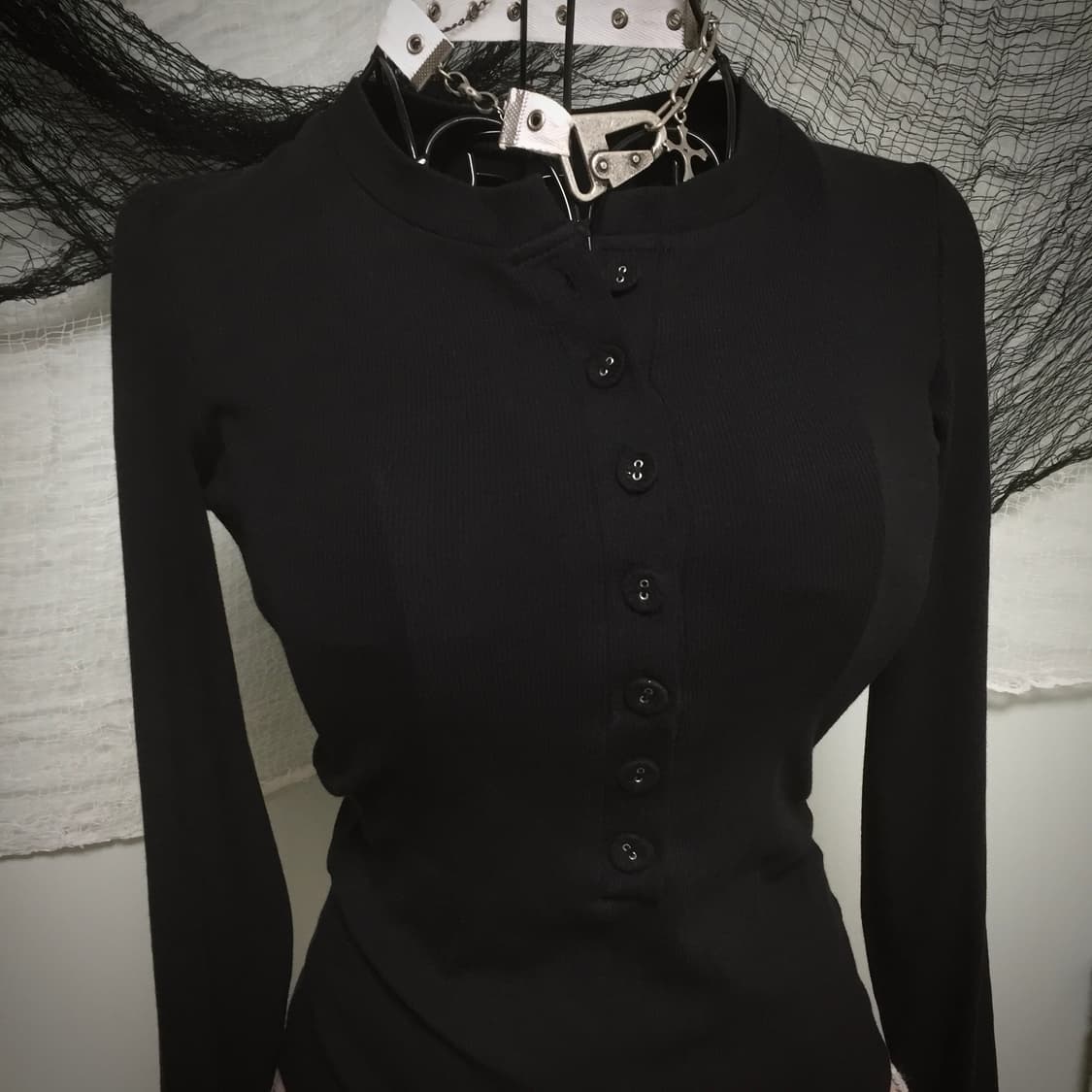 Black button detail slim T 상품이미지3
