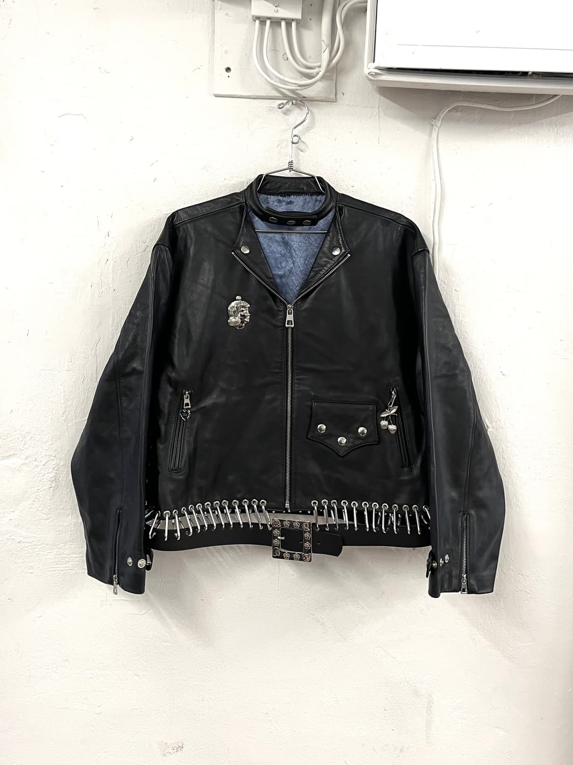 쵸포바 로위나 2023AW 런웨이 카라비나 레더 자켓 상품이미지1