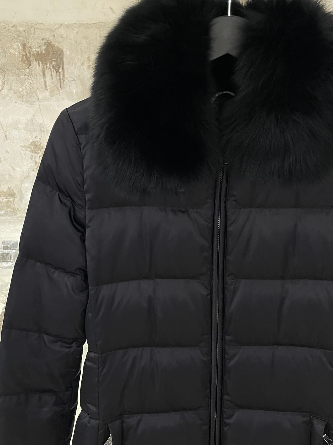 프라다 블랙 트라이앵글 로고 폭스 퍼 다운 후디 자켓 상품이미지2