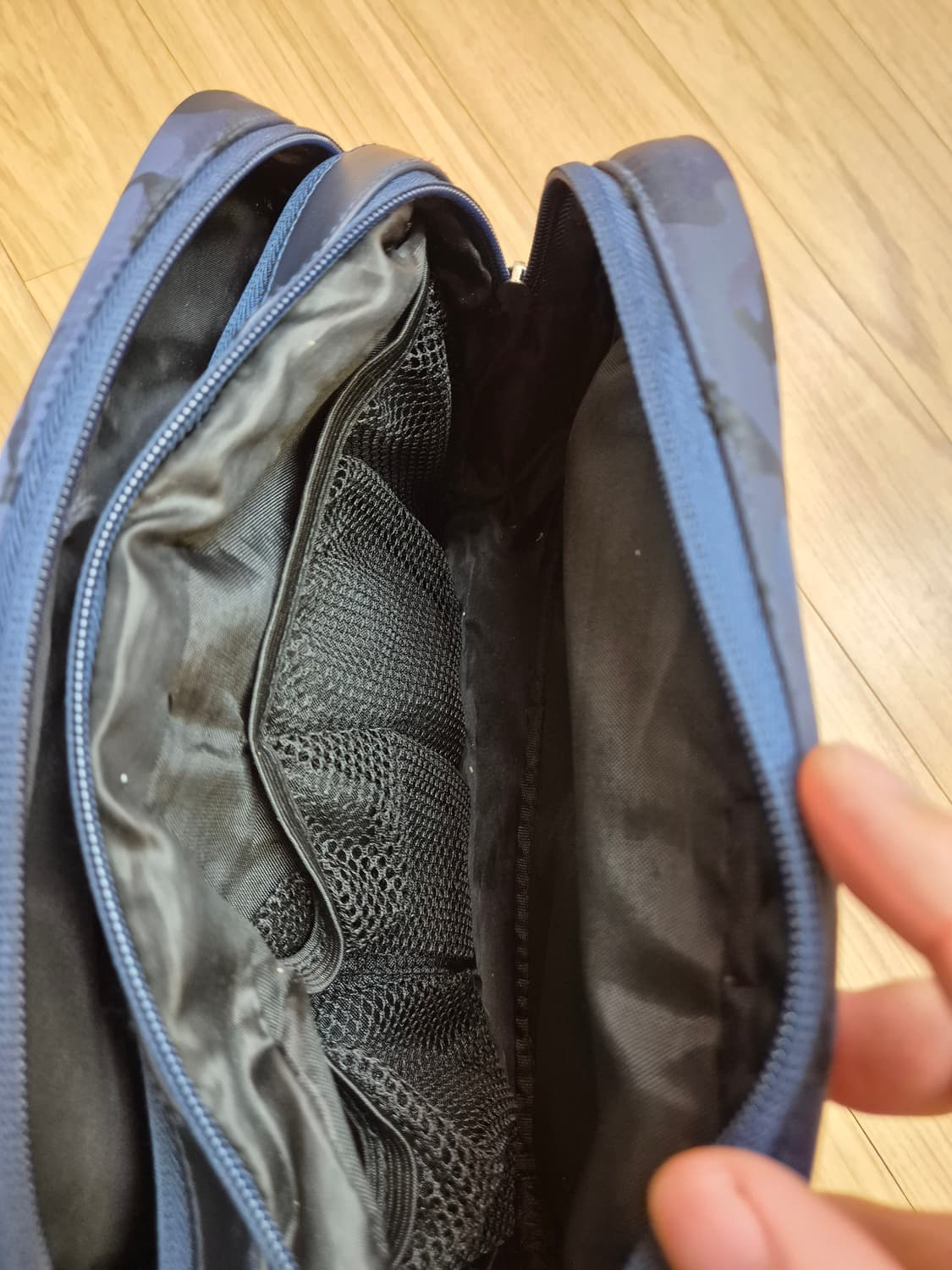 PING 골프 파우치 클러치입니다. 네이비 색상에 카모 패턴이 포인트로  상품이미지3