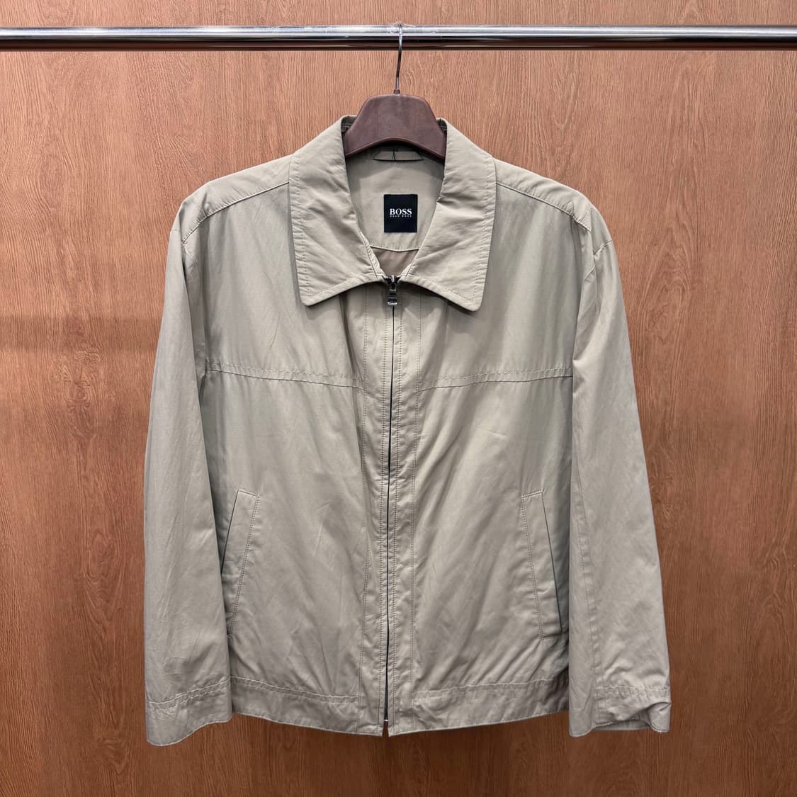 휴고 보스 경량 코튼 집업 자켓 셔츠 카라 슬랜트 포켓 디테일 베이지 상품이미지2