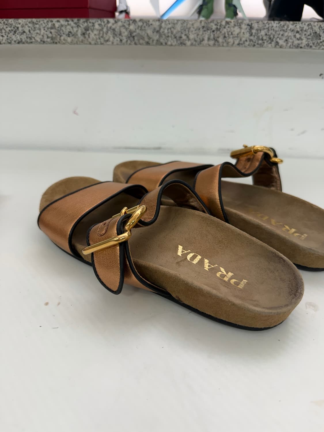 정품) 프라다 여성 브론즈 샌들 슬리퍼 38 상품이미지6