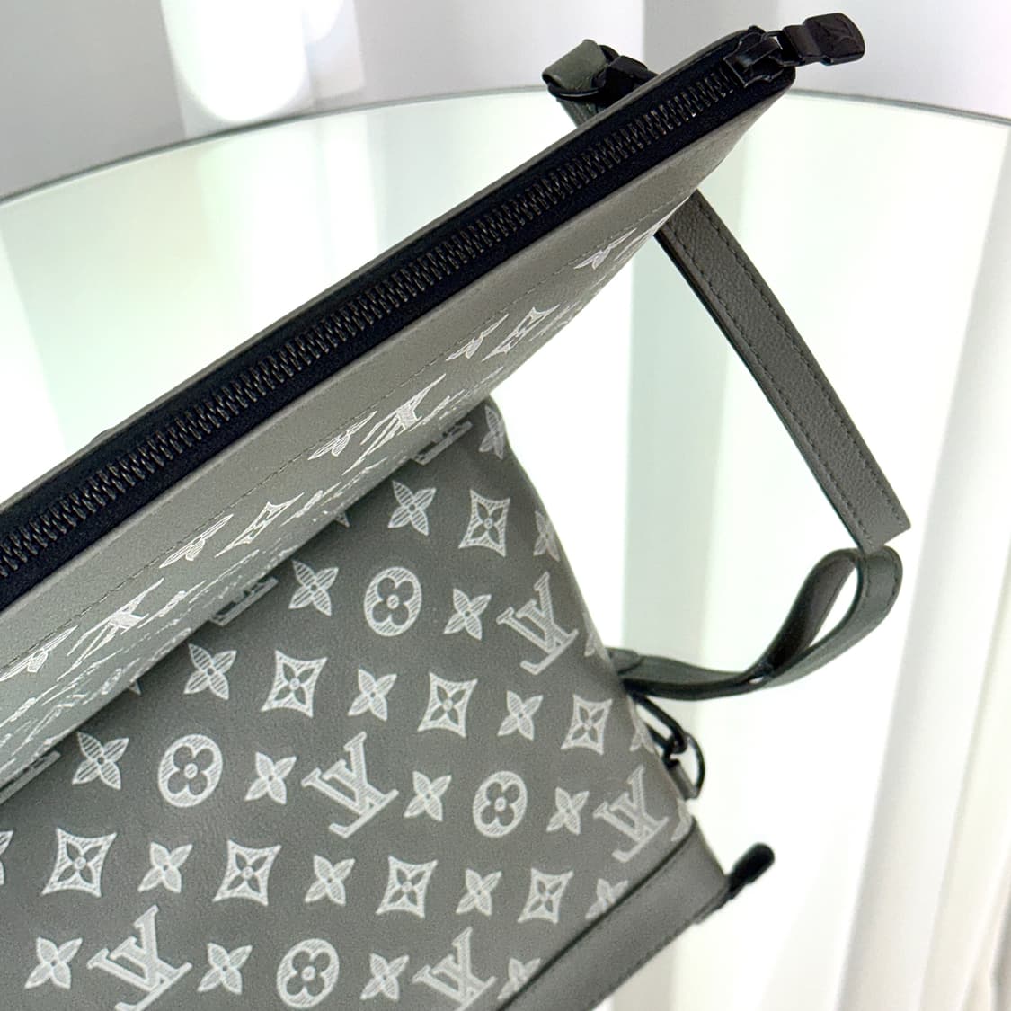 [새상품급] 25SS 루이비통 포쉐트 투고 쉐도우 클러치백 상품이미지5