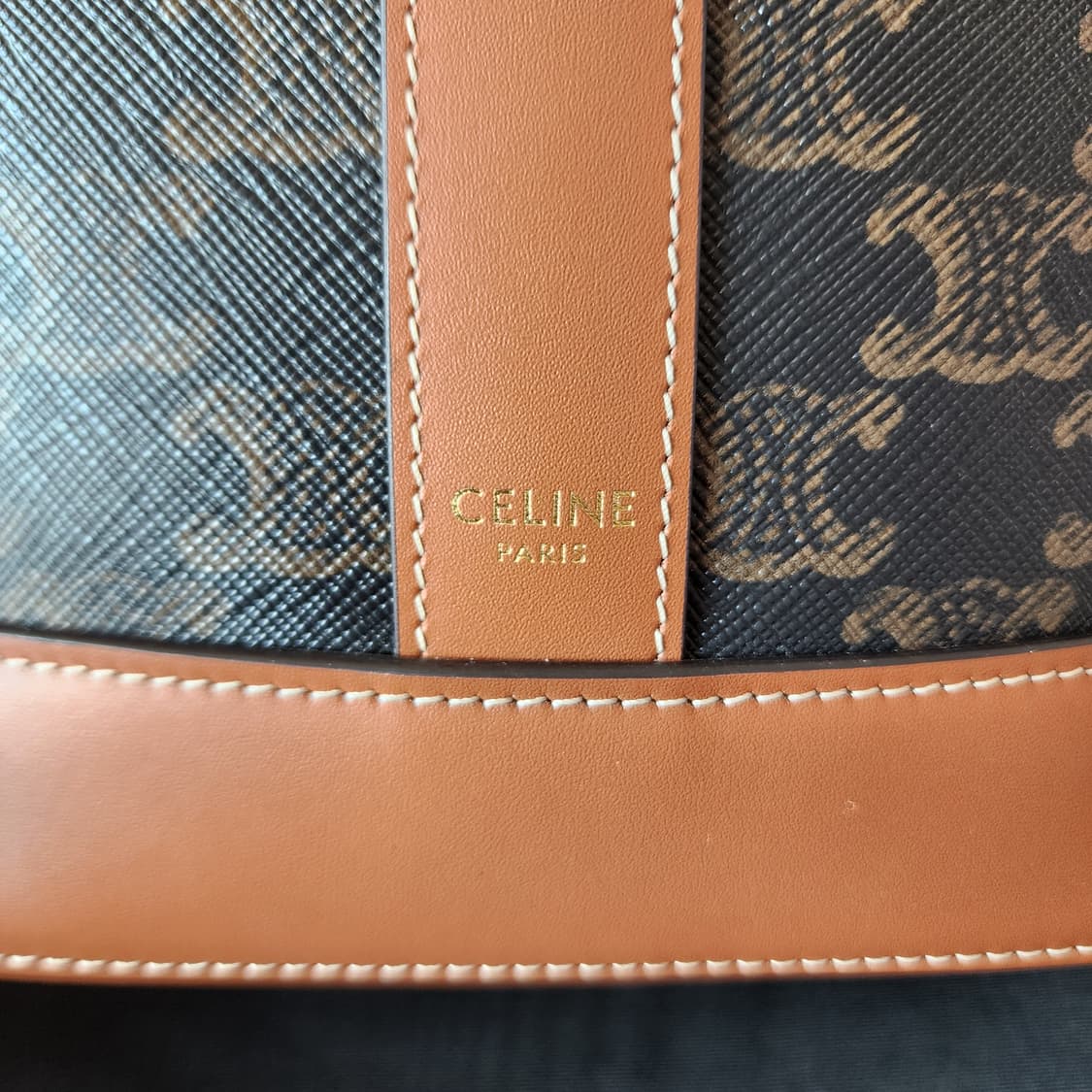 새상품급 셀린느 버킷백 스몰 트리옹프 캔버스 탄 상품이미지2