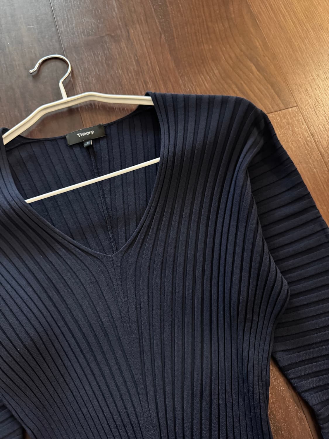 띠어리 플리츠 딥브이넥티 상품이미지2