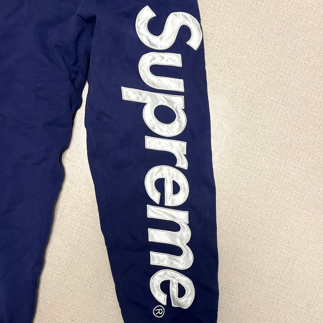 슈프림 사틴 아플리케 스웨트팬츠 워시드 네이비 - 23FW 상품이미지3