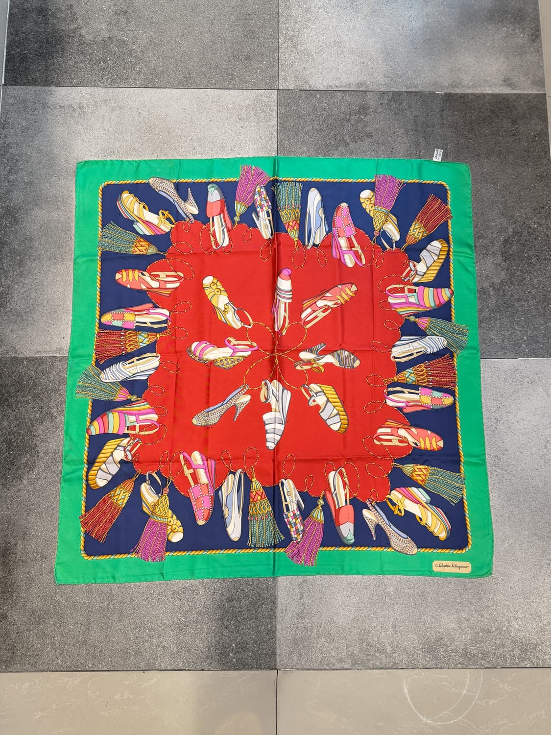 페라가모 빈티지 실크 스카프 슈즈 프린트 멀티컬러 상품이미지2