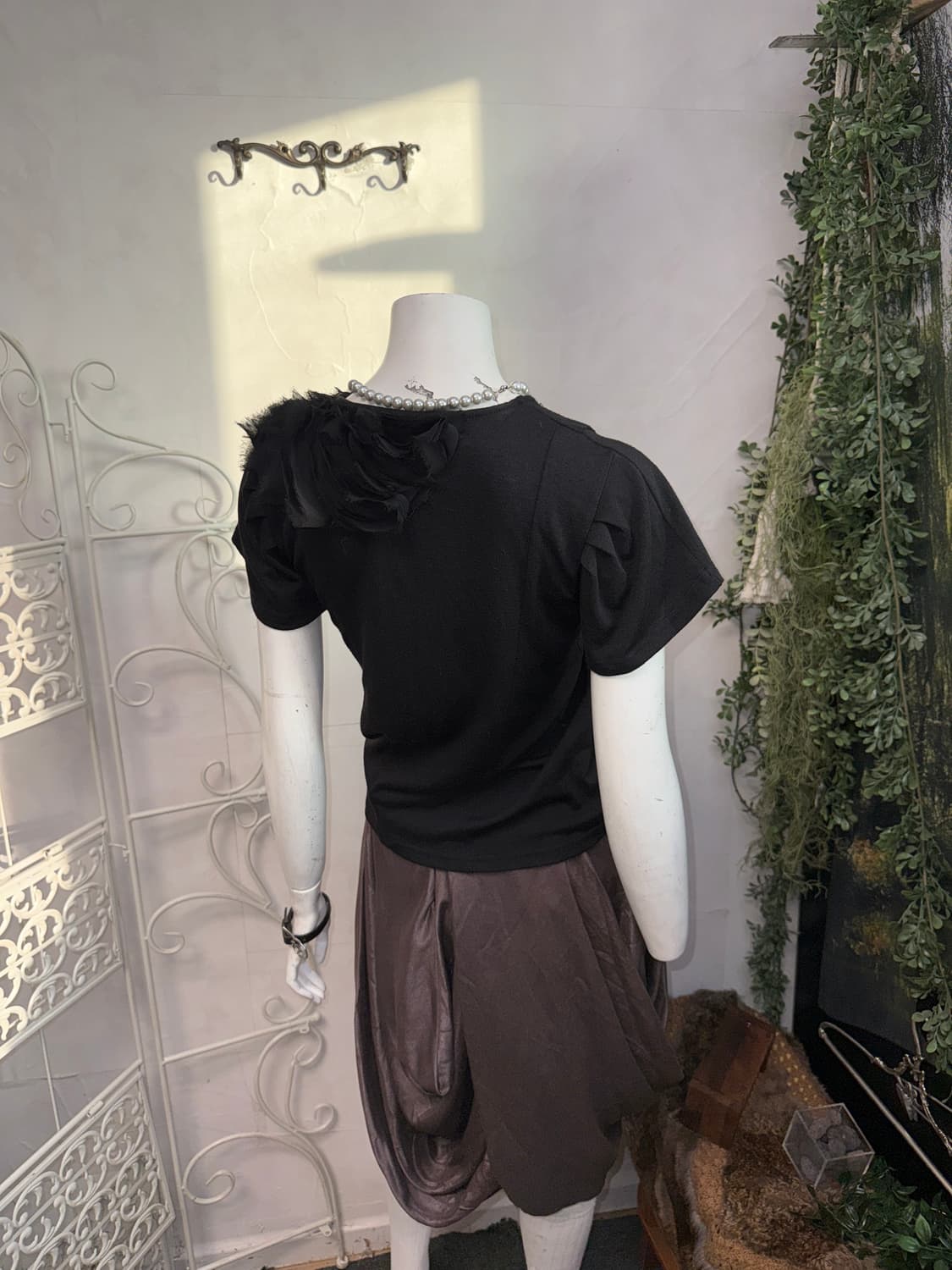 Black draped ruffle flower half t 상품이미지7