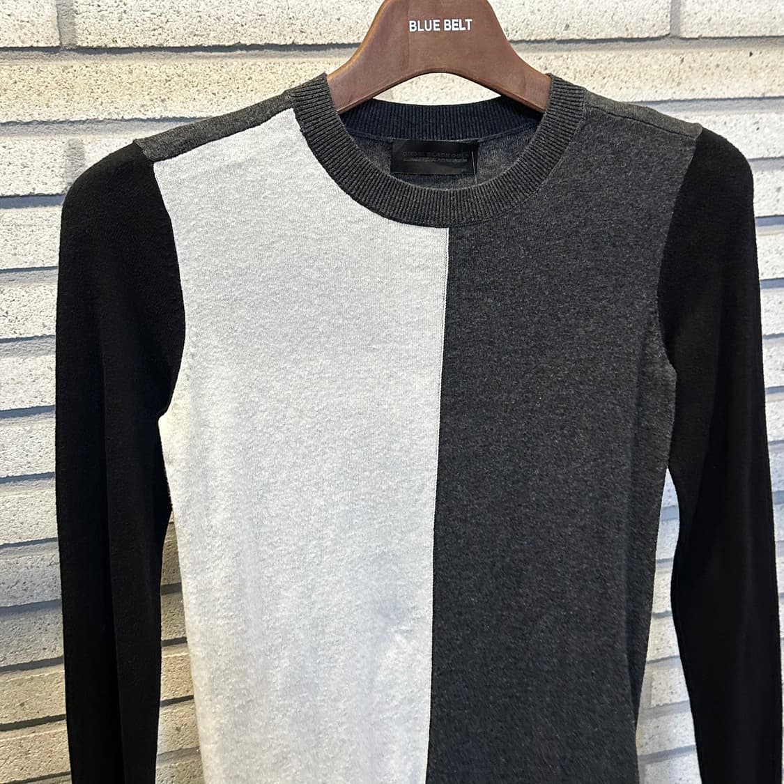 DIESEL 디젤 블랙골드 모노톤 블럭 패턴 니트 소매배색 디테일 상품이미지4