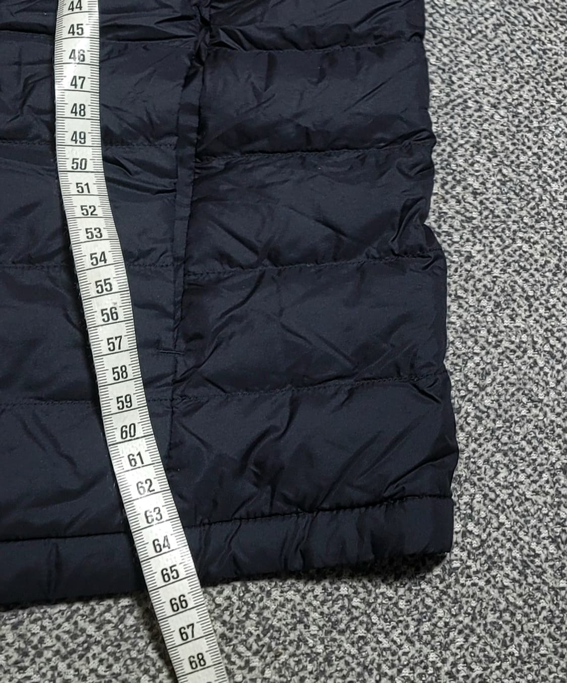 유니클로 남성  초 경량 패딩 조끼 L 상품이미지4