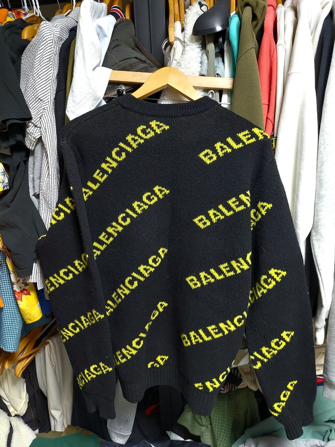 발렌시아가 올오버 로고 니트 블랙/형광 M 정품검수완료 상품이미지3