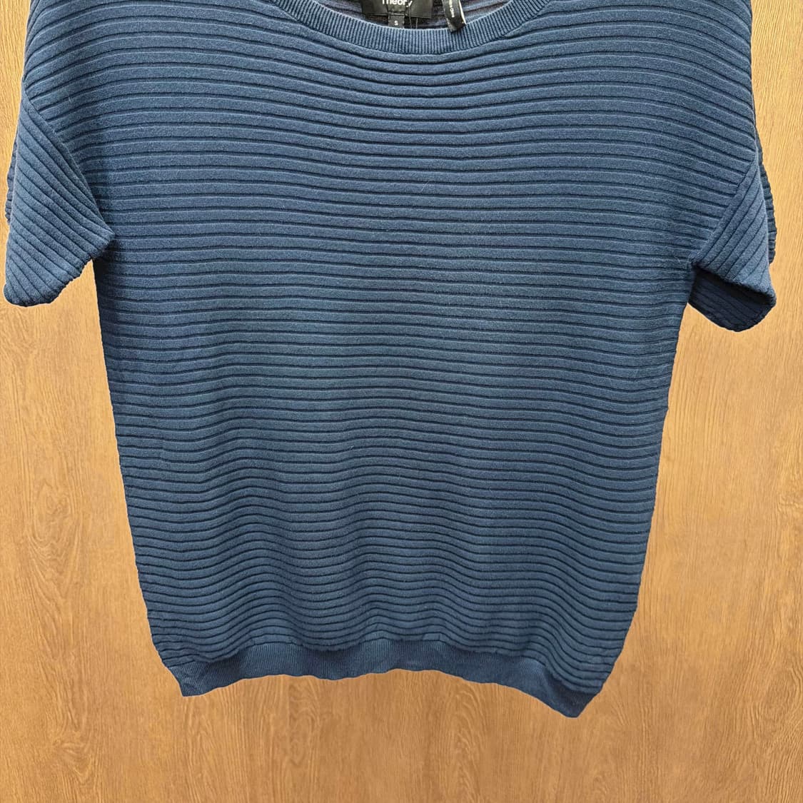 띠어리 라운드넥 반팔 니트 스트라이프 골지 디테일 레귤러핏 블루 상품이미지5