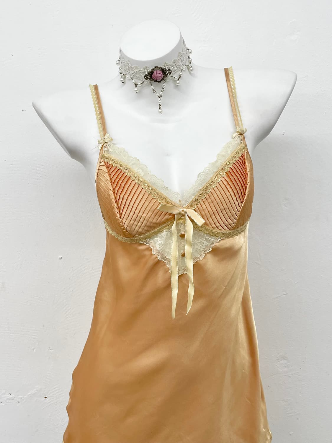 에블린 브리저튼 버튼 새틴 슬립 상품이미지2