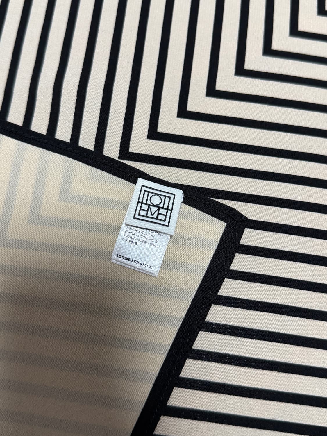 토템 센터드 모노그램 실크스카프 크림 상품이미지4