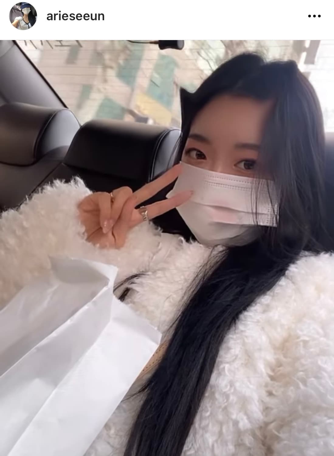 threetimes 쓰리타임즈 플러피 크롭 퍼 자켓 화이트 상품이미지2