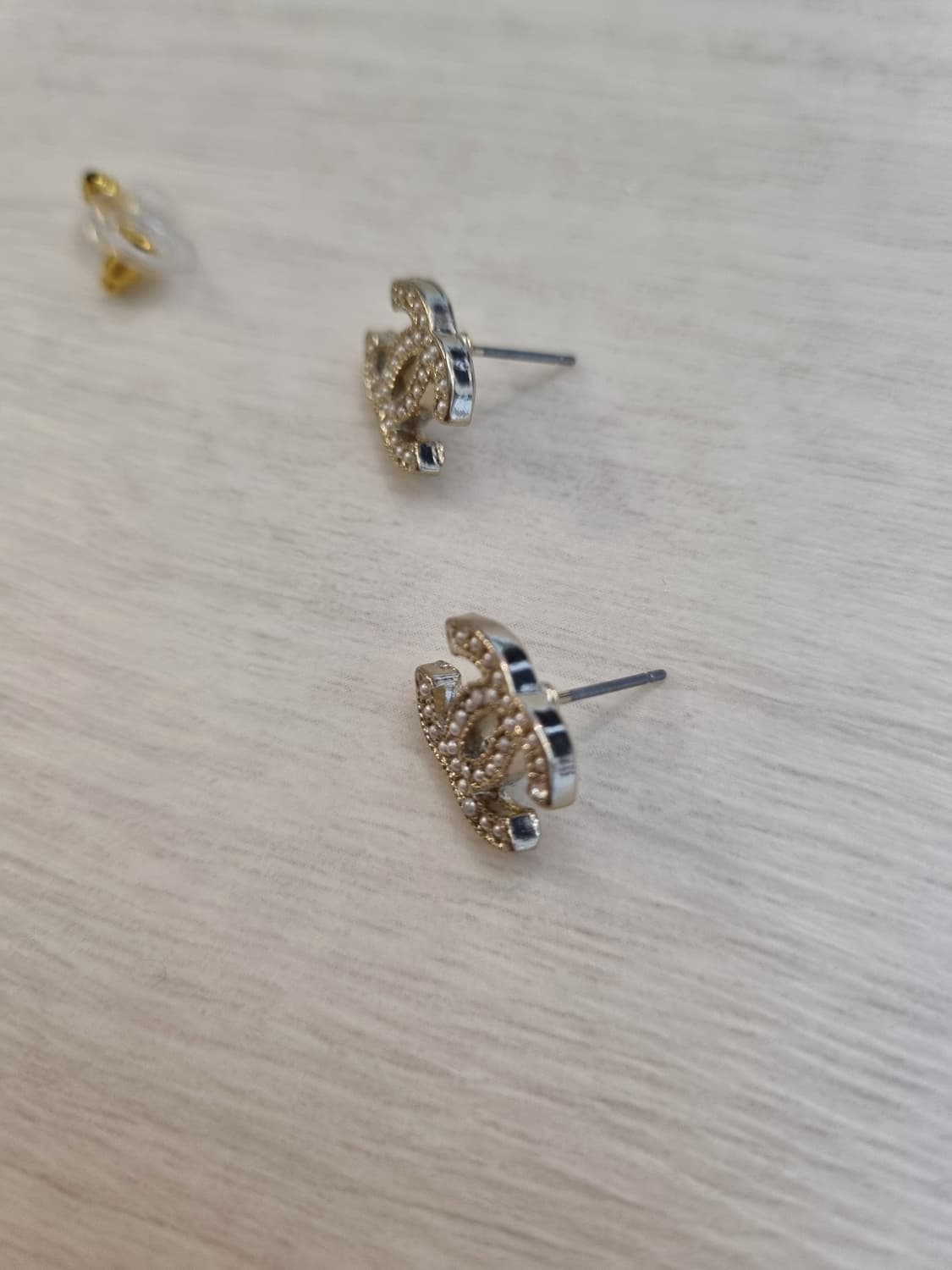 샤넬 업사이클링 미니 진주 귀걸이 상품이미지4