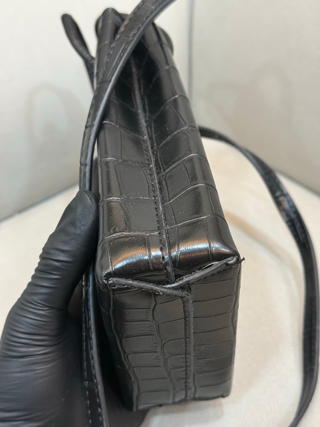 발렌시아가 크로커다일 숄더 폰홀더백 상품이미지3